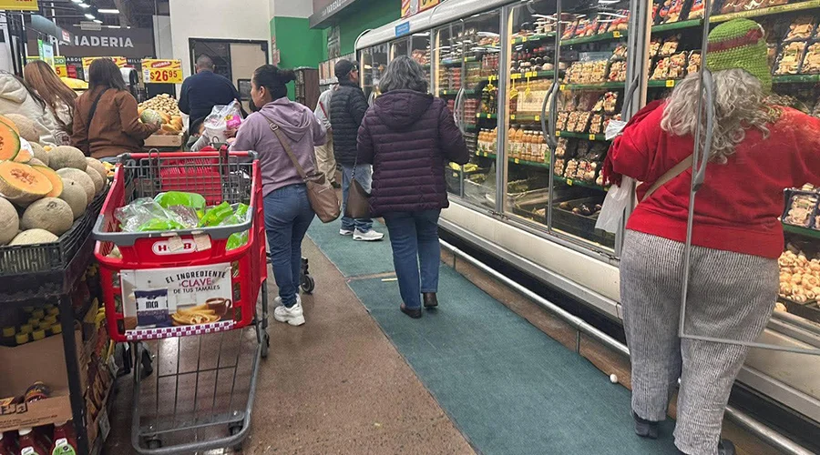 demanda-canasta-basica Comerciantes exhiben productos de la canasta básica para venta en Reynosa.