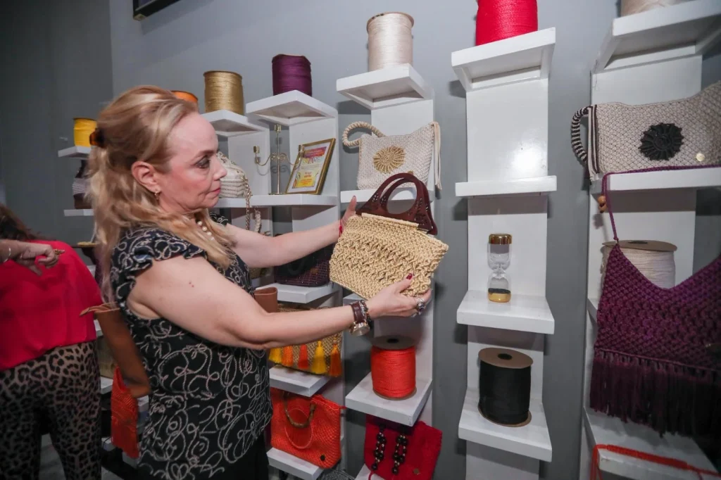 Impulsa DIF Tamaulipas inclusión y emprendimiento con desfile de modas SOLARE 2026 2 Integrantes del DIF Tamaulipas presentan bolsas artesanales en el desfile de modas SOLARE 2026.
