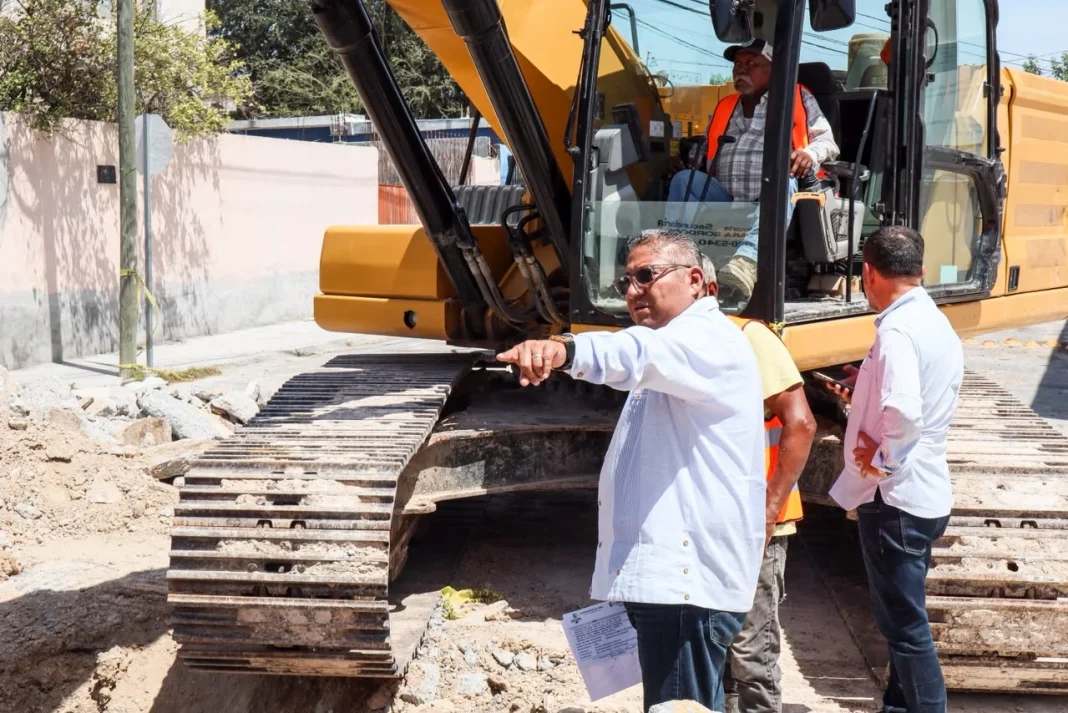 eduardo_lopez_supervisa Eduardo López supervisa avances de construcción de colector de alcantarillado sanitario en Leal Puente