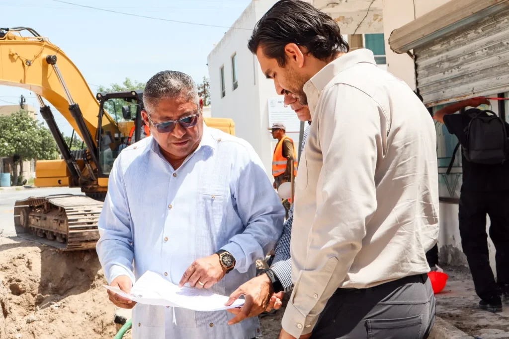 Eduardo López supervisa avances de construcción de colector de alcantarillado sanitario en Leal Puente 1 Eduardo López supervisa avances de construcción de colector de alcantarillado sanitario en Leal Puente
