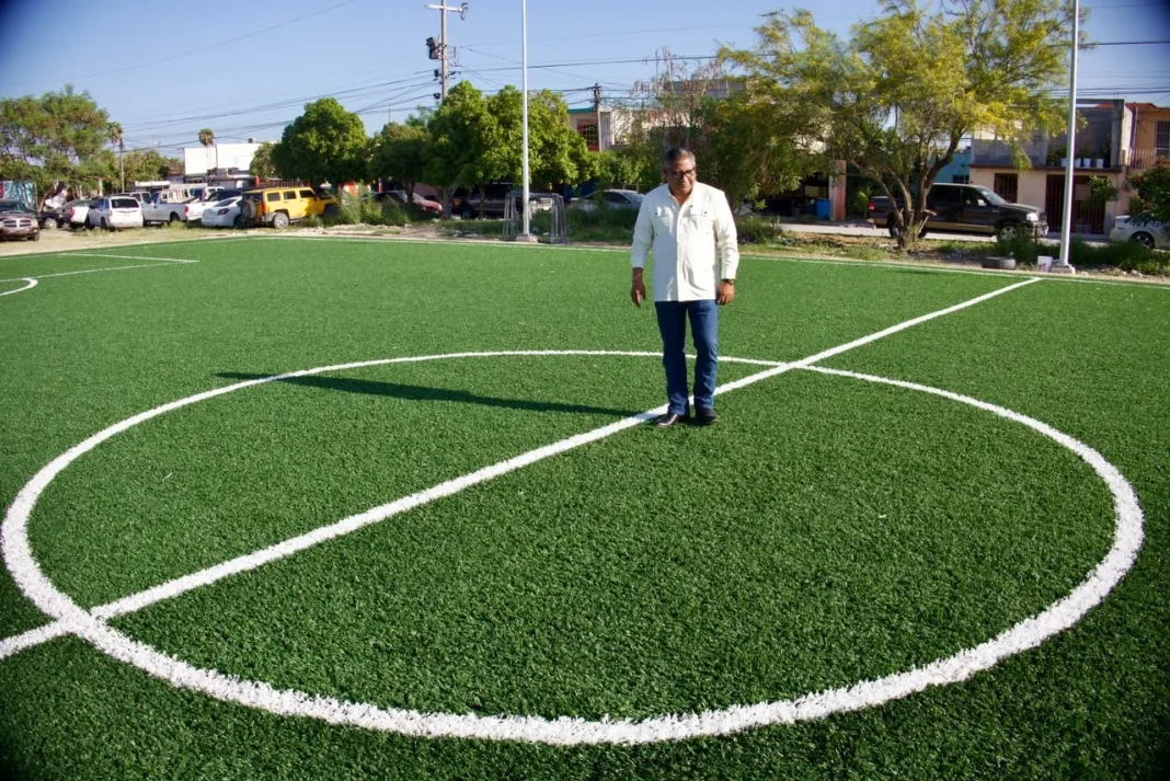 eduardo_lopez_supervisa_cancha Supervisa Eduardo López Arias construcción de nuevas canchas deportivas