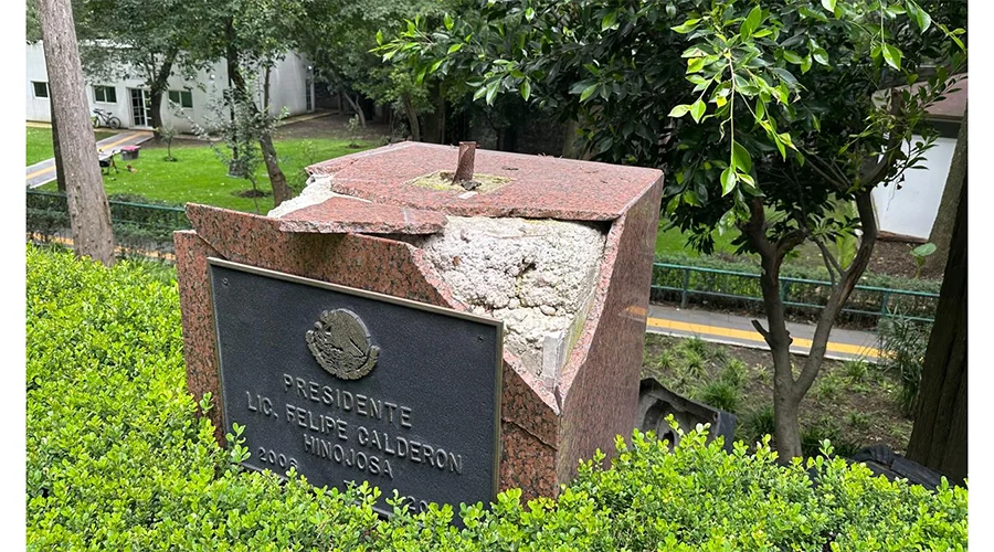 estatua-felipe-calderon-los-pinos Estatua caída del expresidente Felipe Calderón en Los Pinos