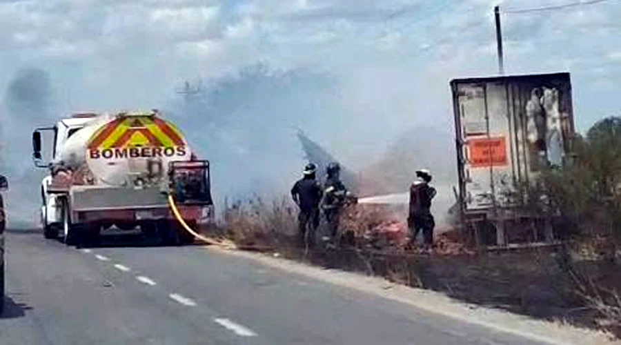 Fuerte accidente en carretera Reynosa-San Fernando deja dos lesionados 1 Autoridades atienden un fuerte accidente registrado en la carretera Reynosa-San Fernando