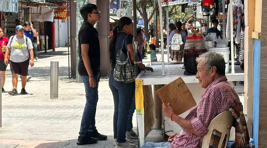 golpe-de-calor-reynosa Autoridades de salud supervisando medidas de prevención contra el golpe de calor en Reynosa.