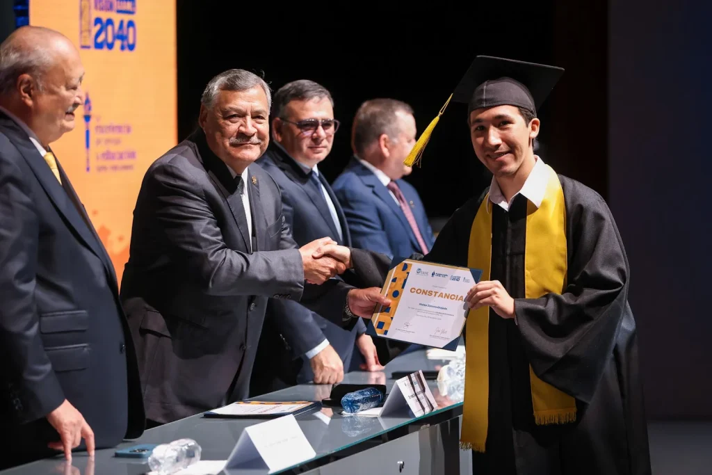 Concluyen su formación profesional apoyados por la Fundación UANL 3 graduacion becarios fundacion uanl 17