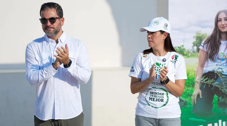 Heineken México suma esfuerzos para reforestar el Parque del Agua 1 Voluntarios de Heineken México participan en la reforestación del Parque del Agua