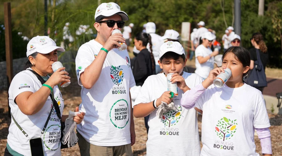 Heineken México suma esfuerzos para reforestar el Parque del Agua 4 Voluntarios de Heineken México participan en la reforestación del Parque del Agua