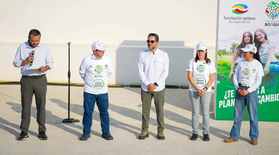 Heineken México suma esfuerzos para reforestar el Parque del Agua 6 Voluntarios de Heineken México participan en la reforestación del Parque del Agua