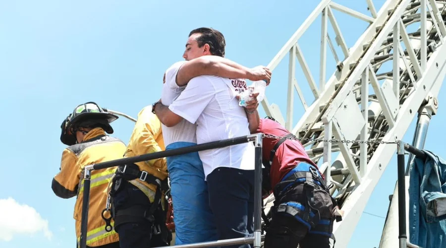 hombre-es-bajado-antena-garcia