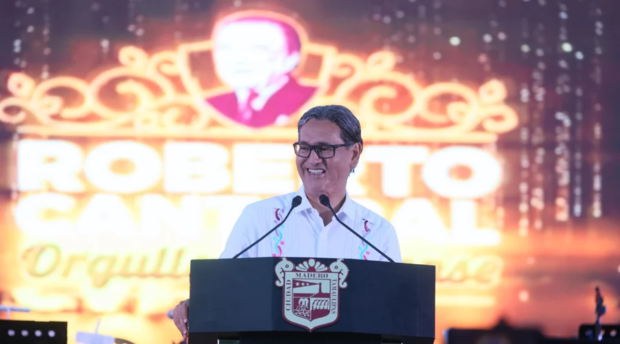 Ciudad Madero honra el legado inmortal de Roberto Cantoral 3 Autoridades municipales colocan ofrenda floral en el busto de Roberto Cantoral en Ciudad Madero.