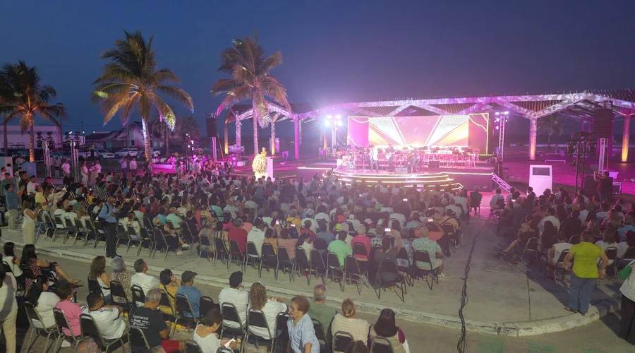 Ciudad Madero honra el legado inmortal de Roberto Cantoral 4 Autoridades municipales colocan ofrenda floral en el busto de Roberto Cantoral en Ciudad Madero.