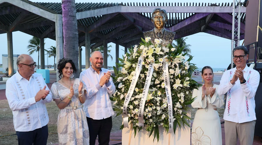 homenaje-roberto-cantoral-ciudad-madero Autoridades municipales colocan ofrenda floral en el busto de Roberto Cantoral en Ciudad Madero.