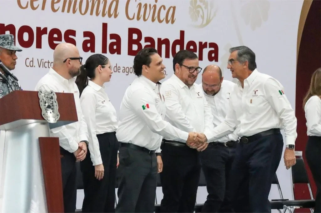 Humberto Prieto acude a ceremonia de honores a la Bandera junto al Gobernador 2 Humberto Prieto acude a ceremonia de honores a la Bandera junto al Gobernador