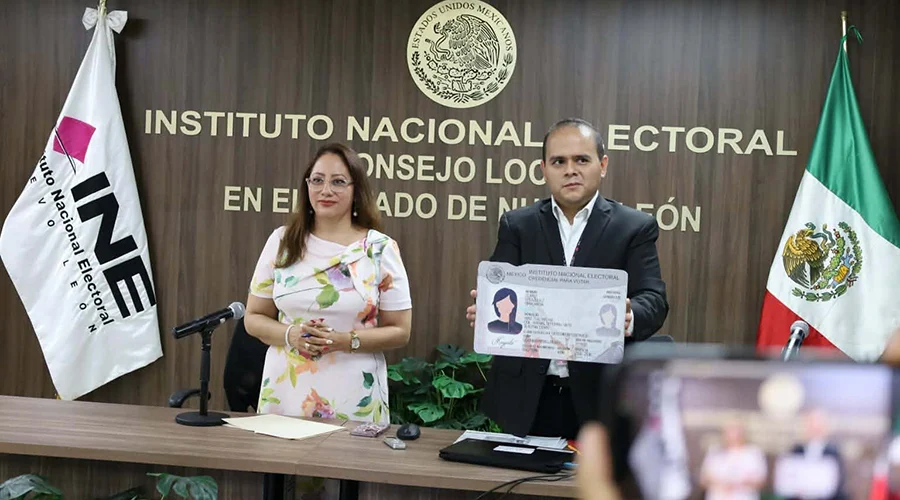 ine-credencial-para-votar Presentación del nuevo modelo de la credencial para votar por el INE en Nuevo León.