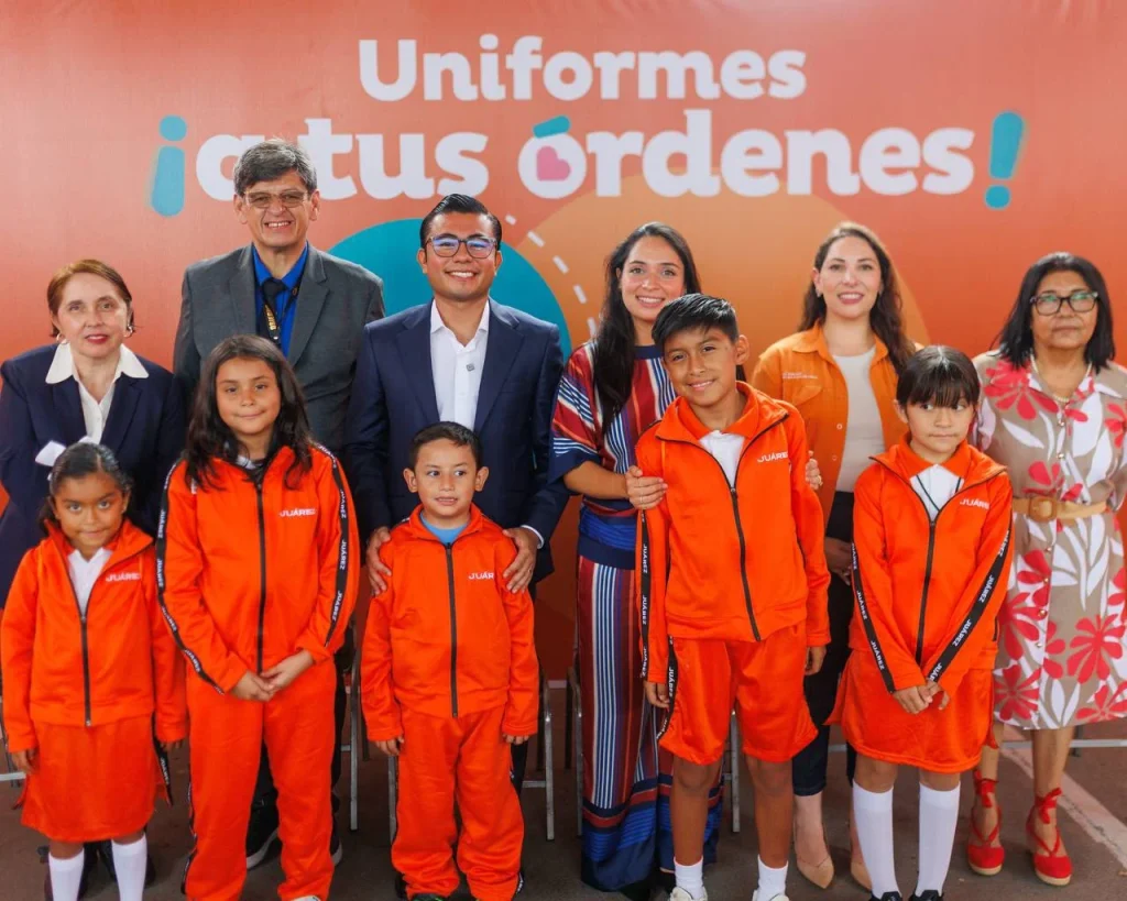 Arrancan Mónica Oyervides y Félix Arratia entrega de uniformes escolares en Juárez 1 Arrancan Mónica Oyervides y Félix Arratia entrega de uniformes escolares en Juárez
