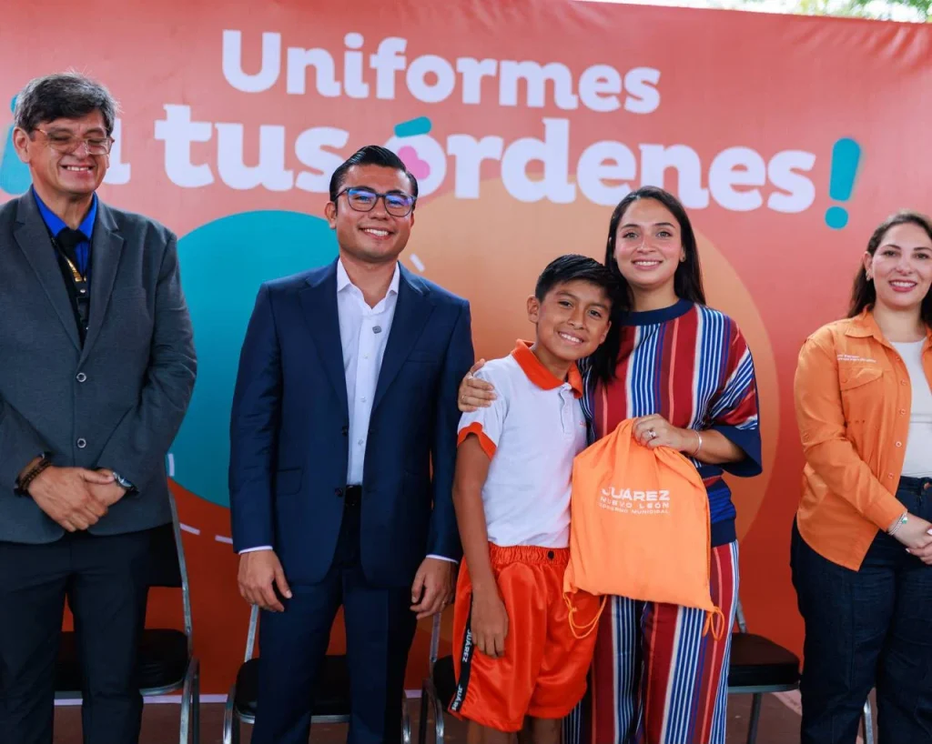 Arrancan Mónica Oyervides y Félix Arratia entrega de uniformes escolares en Juárez 2 Arrancan Mónica Oyervides y Félix Arratia entrega de uniformes escolares en Juárez