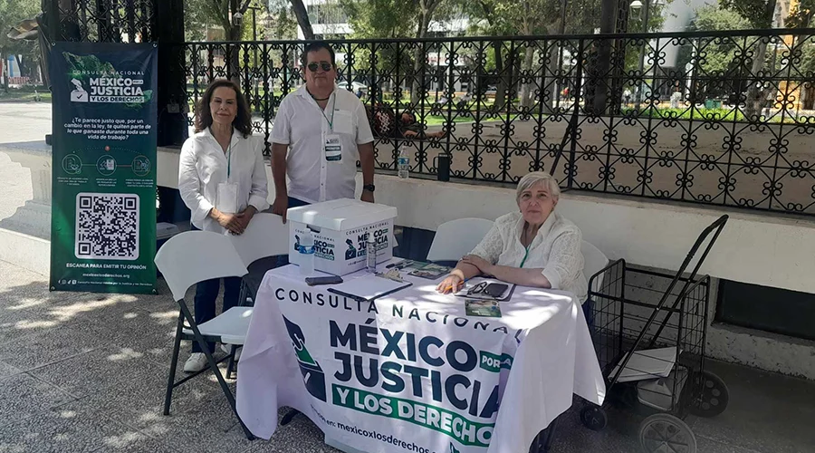 jubilados-lanzan-consulta-nacional Ciudadanos participando en la consulta nacional organizada por jubilados en Monterrey.