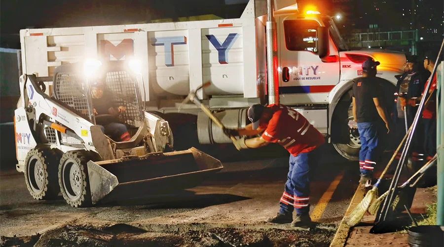mantenimiento-avenida-rangel-frias-monterrey Trabajos nocturnos de pavimentación y bacheo en la Avenida Rangel Frías en Monterrey.