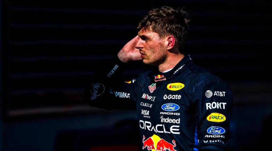 max-verstappen-red-bull El piloto Max Verstappen en los boxes de Red Bull Racing.