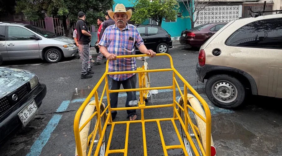 mercado-rodante-apoyos-santa-catarina Entrega de apoyos a comerciantes del mercado rodante afectados por lluvias en Santa Catarina.