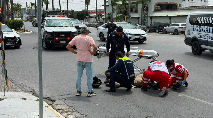 motociclista-en-reynosa-accidente-vial Paramédicos brindan primeros auxilios a motociclista en Reynosa tras choque.
