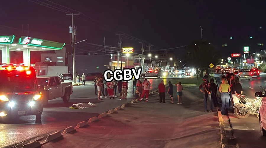motociclista-muere-rodada-reynosa Elementos de emergencia en el lugar donde un motociclista muere tras salir proyectado en Reynosa.