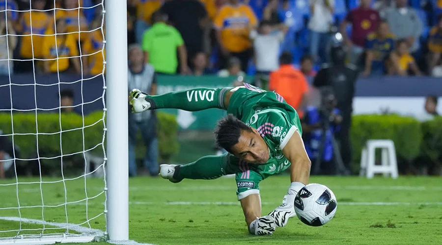 Tigres empata ante Vancouver y queda eliminado de Leagues Cup 1 Portero durante el partido en que Tigres empata ante Vancouver en la Leagues Cup.