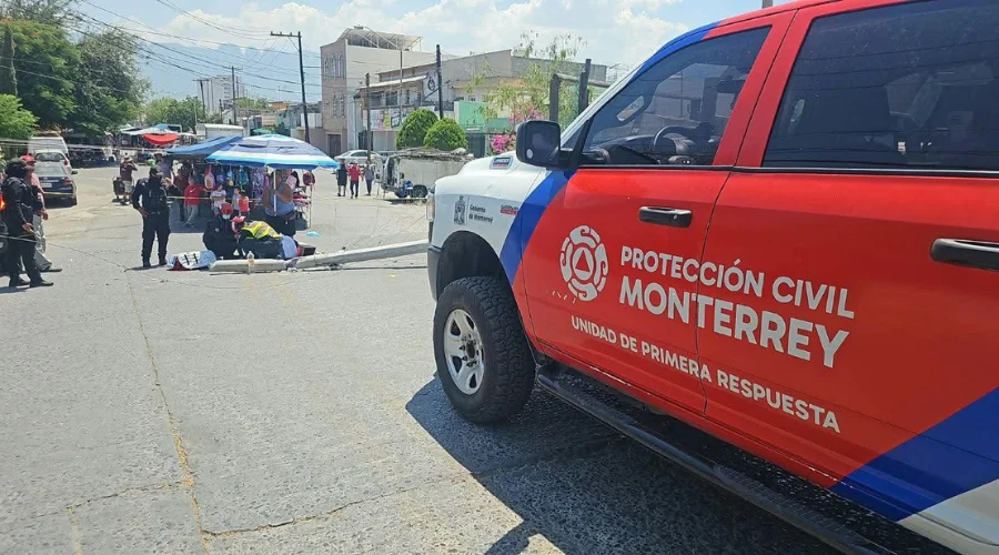 poste-cae-hombre-monterrey