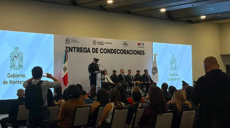reconocen-a-policias-monterrey