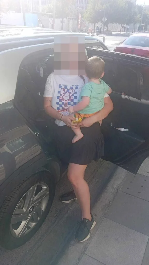 Rescatan a bebé encerrado en coche en Monterrey 1 Elementos de seguridad rescatan a bebé encerrado dentro de una camioneta en Monterrey.