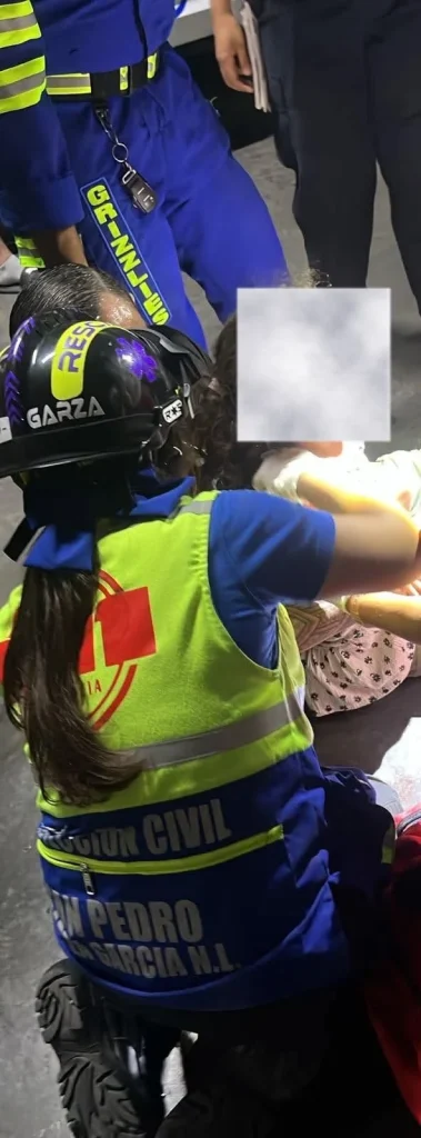 Rescatan a niña que cae 15 metros en estacionamiento 2 rescatan nina