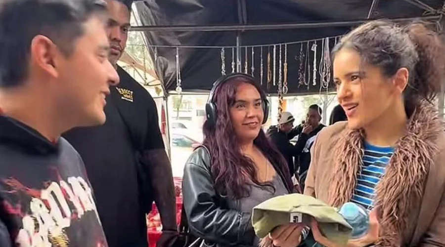 rosalia-la-lagunilla-cdmx La cantante Rosalía convive con fanáticos durante su recorrido por La Lagunilla.
