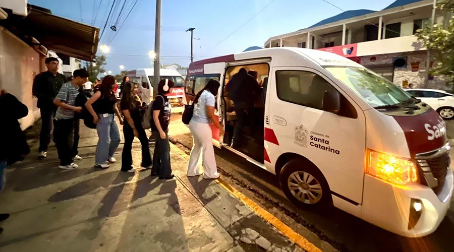 santa-bus-estudiantes-santa-catarina Unidades del Santa Bus brindando servicio gratuito a estudiantes en Santa Catarina.