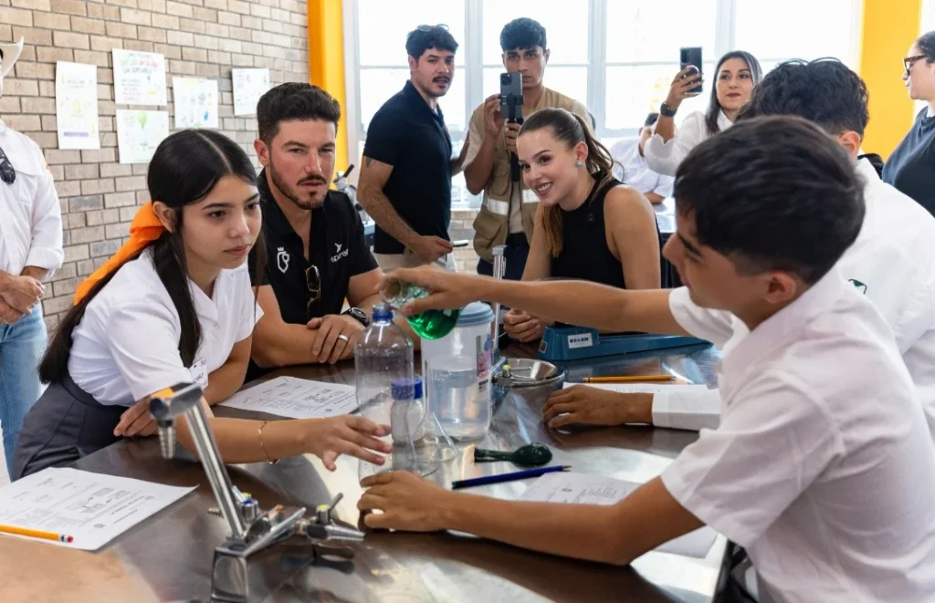 Samuel y Mariana inauguran Secundaria en Juárez; entregan artículos escolares 2 secundaria juarez