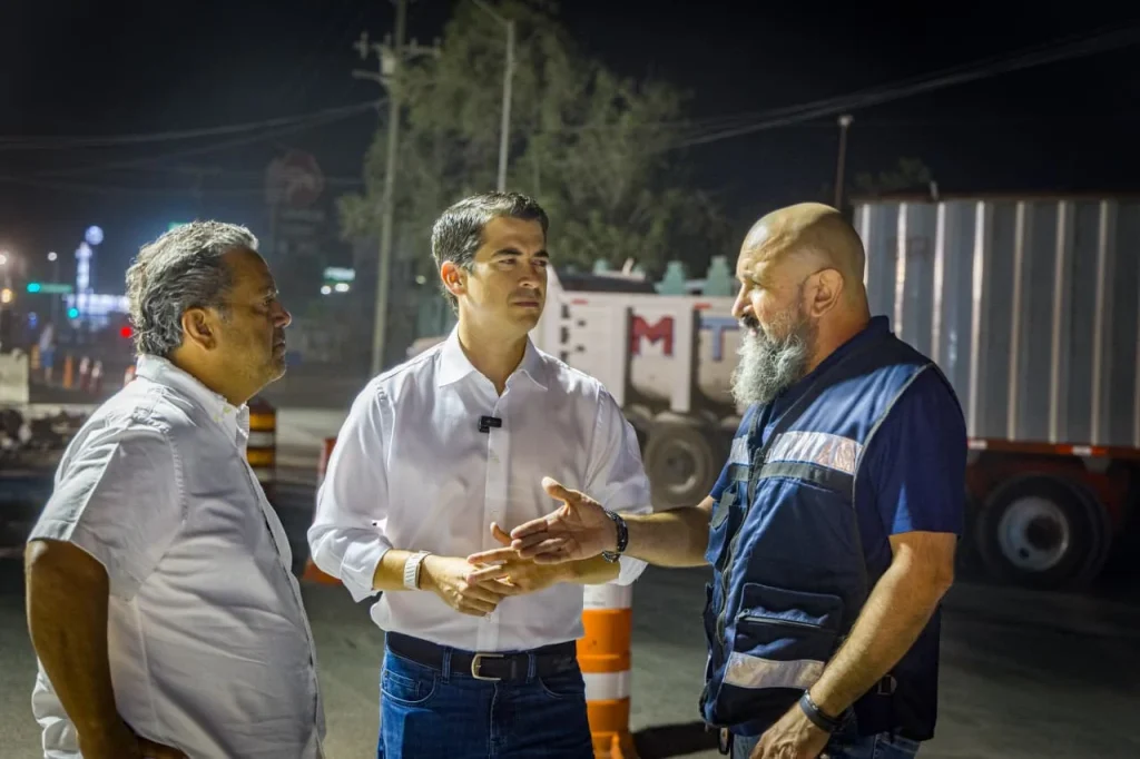 Realiza Monterrey trabajos nocturnos de bacheo en avenida Los Ángeles 1 trabajos nocturnos de bacheo monterrey 2
