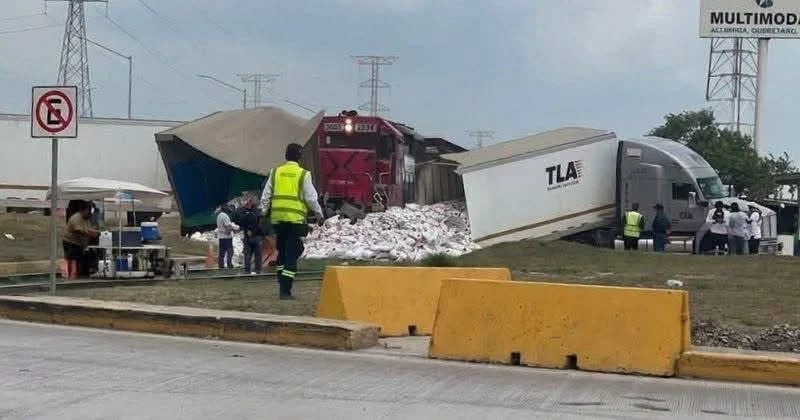 trailer-doble-remolque-choca-tren-altamira Tráiler doble remolque choca contra tren en el acceso al Puerto Industrial de Altamira
