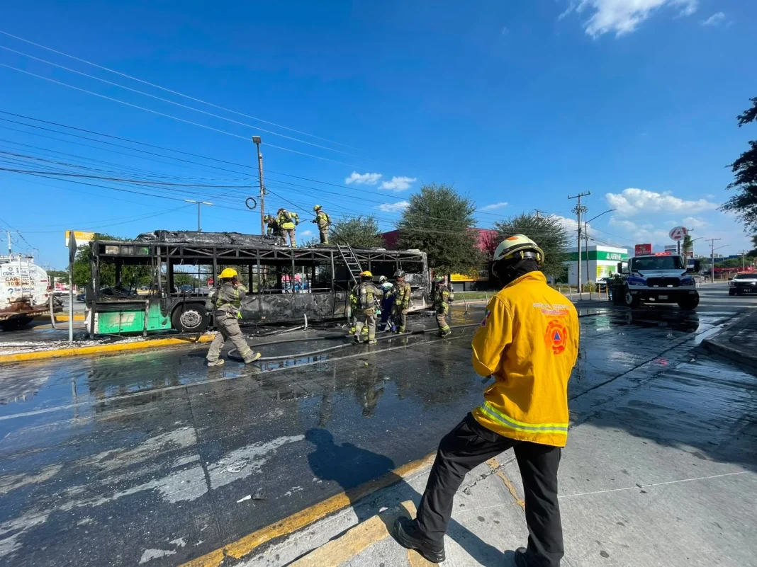 transmetro-en-san-nicolas-incendio Unidadd de Transmetro en San Nicolás siniestrada por incendio