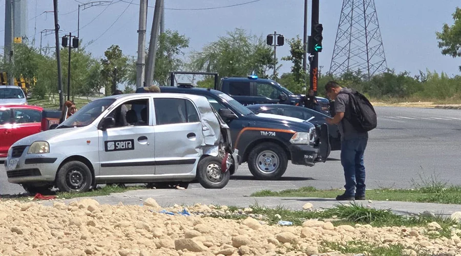 triple-choque-juarez-accidente Cuerpos de auxilio atienden la emergencia tras un triple choque en Juárez.