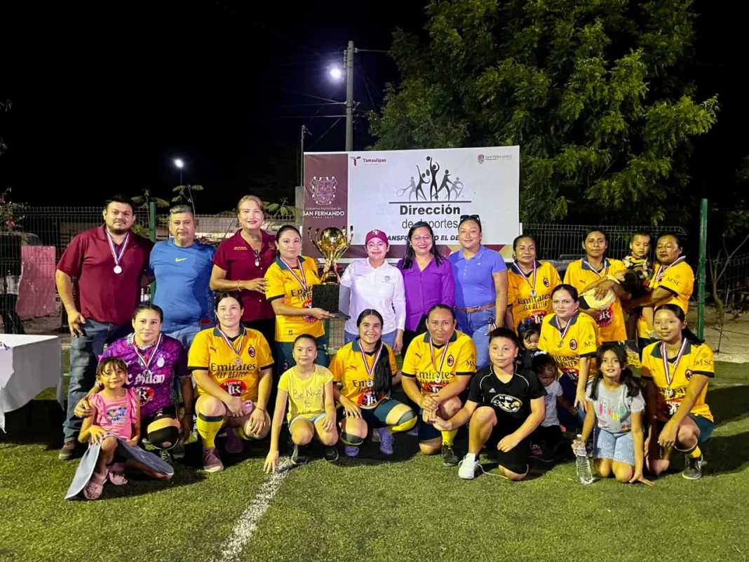 veronicaAguirre Verónica Aguirre premia a las campeonas del Torneo Municipal de Fútbol 7 Femenil