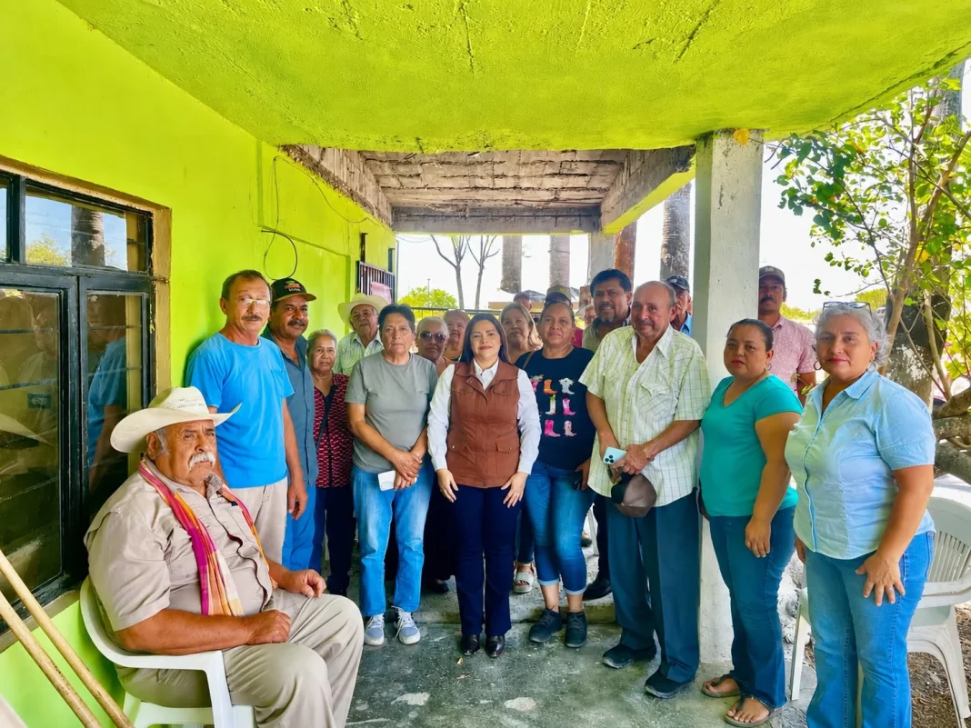 veronica_aguirre_familias Atiende Verónica Aguirre planteamientos de familias del ejido Florida del Norte