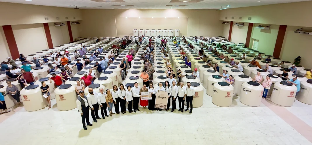 veronica_aguirre_tinacos Verónica Aguirre entrega tinacos subsidiados a más de 300 familias