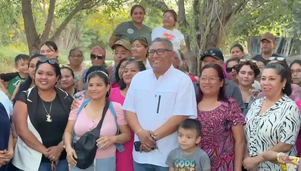 Eduardo López atiende a vecinos de Hacienda las Fuentes 1 7815c6d0 b005 48a4 9ab2 4c8b07b184c3