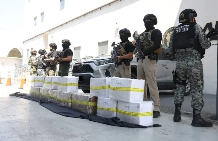 Aseguran ministeriales a balazos 200K de cristal; hay dos detenidos 4 789398122 1111986181493903 2354280103663727488 n