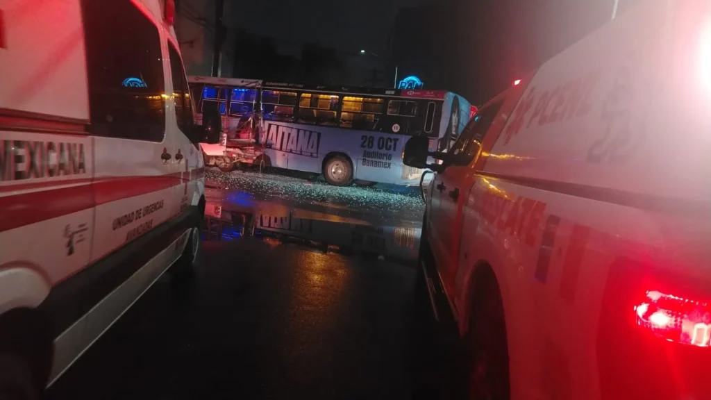 Chocan camión y camioneta en el Centro; hay 15 lesionados 1 790001543 1048950091348336 5217463146065979179 n