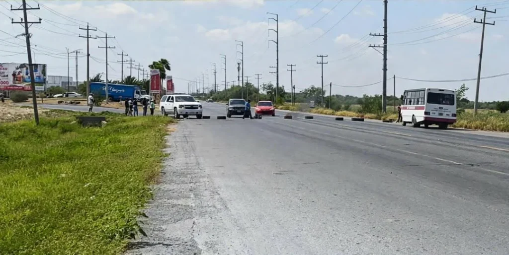 Vecinos bloquean carretera a San Fernando; exigen restablecer agua y luz 1 797052075 1007645645638670 7737471591134664777 n