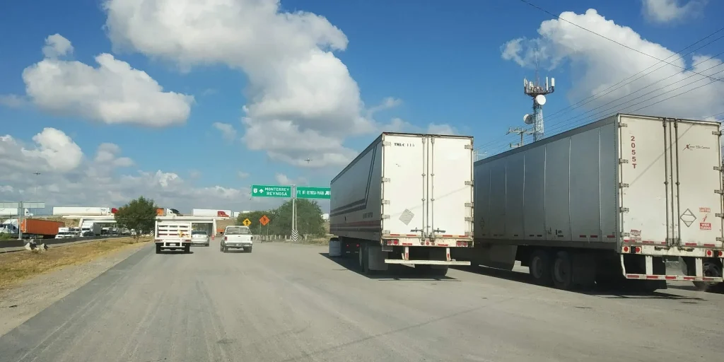 Reportan extorsiones al transporte foráneo; descartan robos de carga en Tamaulipas 1 797444902 1039302415758164 7471256049891087746 n