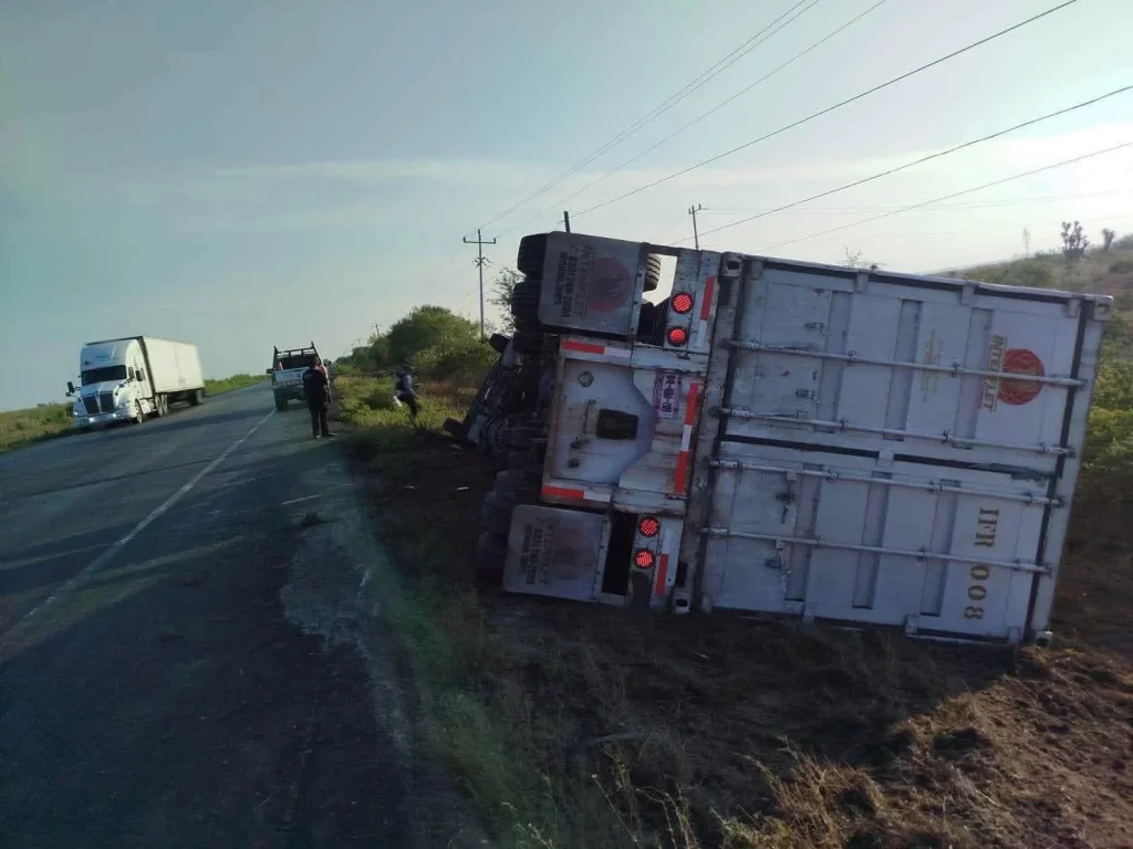 Vuelca transporte de carga en carretera Victoria-Matamoros 1 802029399 1650459296894937 7357834529410047235 n