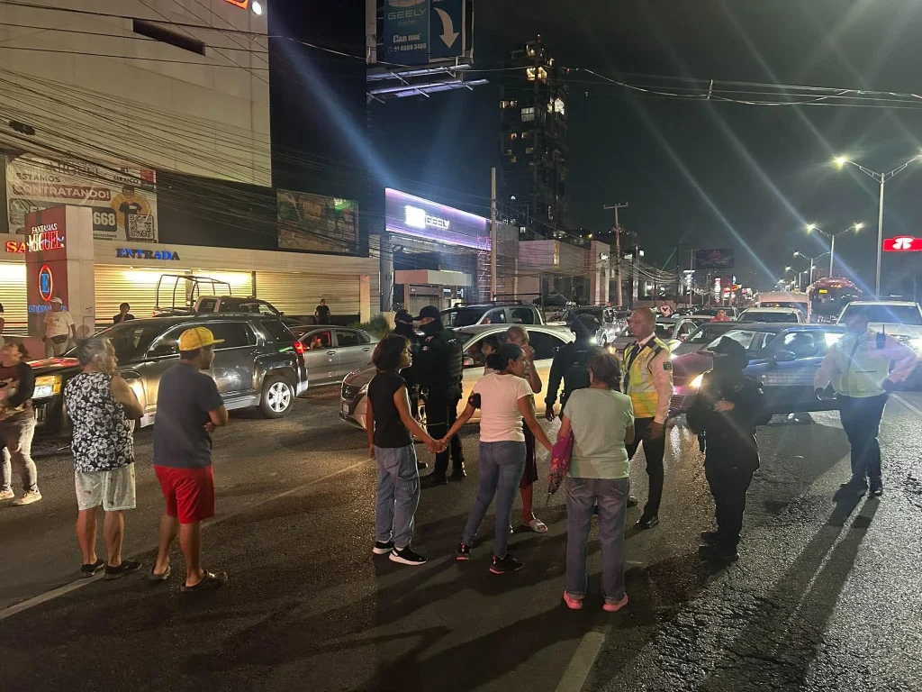 Bloquean en Monterrey la avenida Garza Sada por falta de luz (VIDEO) 1 806335689 1415787696645931 7371975561909156945 n