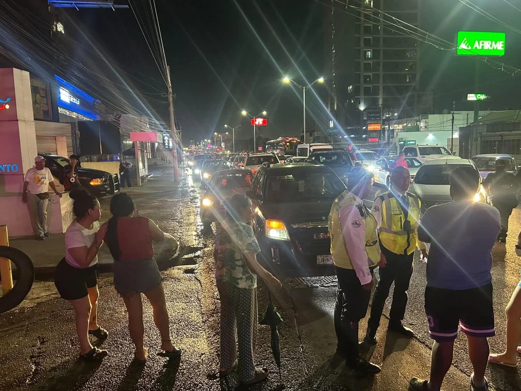 Bloquean en Monterrey la avenida Garza Sada por falta de luz (VIDEO) 3 808284254 1422836816393562 7504627063182989027 n