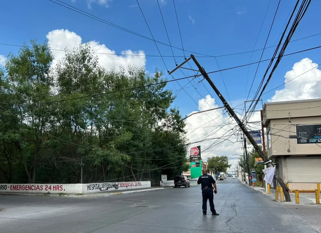 Camión derriba cables y deja sin luz a parte del Centro de Reynosa 4 811102029 1906893110284945 3459004009084770715 n